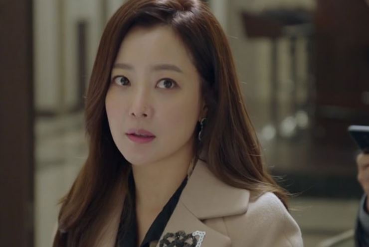 Vì món nợ ân tình 20 năm trước, bố ép tôi lấy người đàn ông 'điên' còn mẹ quỳ khóc khuyên đừng hủy hoại cuộc đời