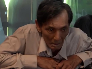 Thương Tín lộ diện với bộ dạng hốc hác, phải ngồi xe lăn, chính thức trở lại với điện ảnh sau nhiều năm