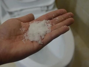 Đặt một bát muối ăn trong nhà tắm, hữu ích đến không ngờ, biết rồi bạn sẽ không bao giờ muốn thay đổi nữa