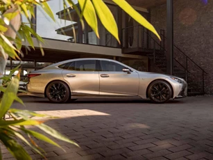 Lexus LS 2025 chốt giá hơn 1,9 tỷ đồng