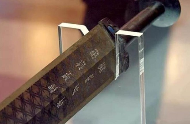 Thanh kiếm ngàn tuổi vẫn sắc bén, xẻ đôi chồng giấy trong 1 nhát chém, 8 chữ khắc trên kiếm hé lộ bí mật ai cũng tò mò