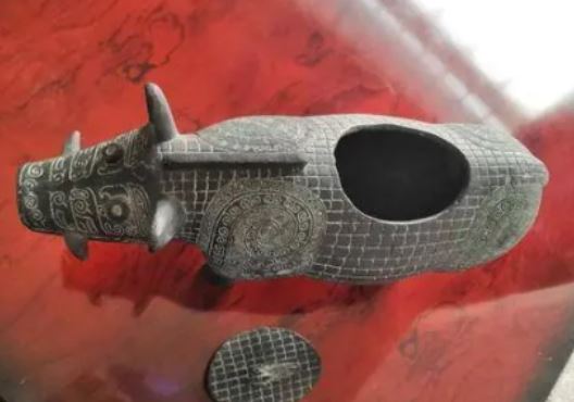 Người đàn ông bỗng tìm thấy 'kho báu' trong sân nhà, ai ngờ là bảo vật quốc gia không tiền nào mua nổi