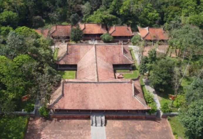 Chính điện bằng gỗ lim lớn nhất Việt Nam có nột thất dát vàng: 301 cột gỗ lim nguyên khối, ôm hai người mới hết