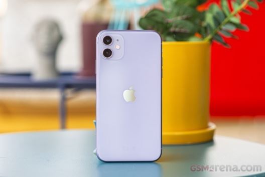 iPhone 11 giữ vững ngôi vua iPhone giá rẻ, chỉ từ 8 triệu vẫn cực mượt, chụp ảnh đẹp hơn iPhone 16