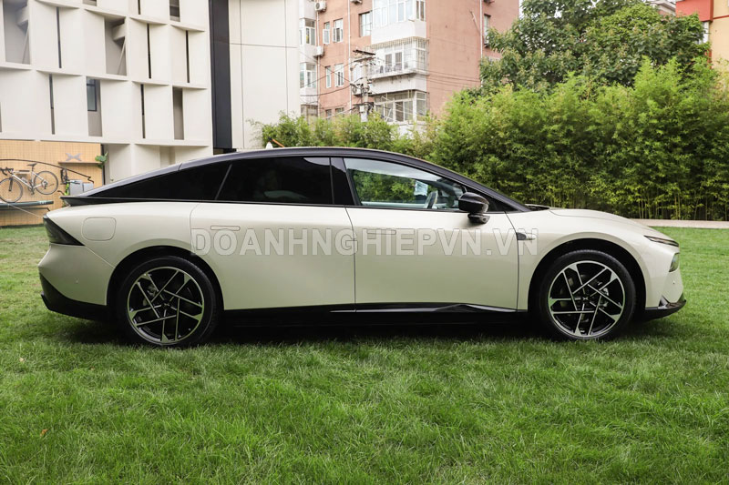 Xe sedan dài hơn 5 mét, công suất 313 mã lực, nhiều công nghệ tiên tiến, giá hơn 600 triệu đồng