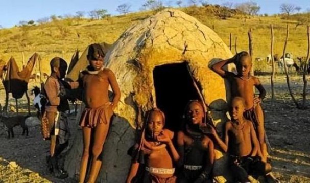 Phụ nữ của một bộ tộc châu Phi từ chối mặc quần áo, số lượng đàn ông khan hiếm, họ khuyến khích đàn ông lấy 5 vợ