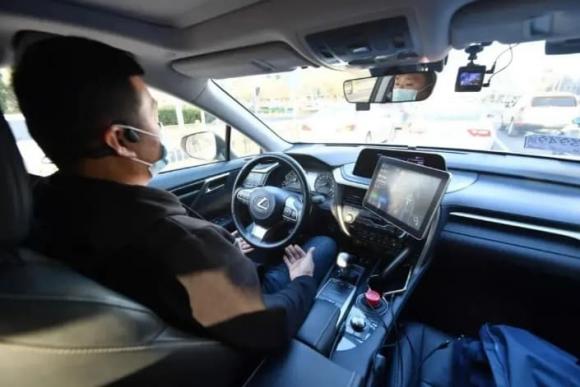 Khi lái xe ô tô riêng trên đường không nên mang theo hoặc sử dụng 4 vật dụng này! Tính mạng có thể gặp nguy hiểm, đừng chủ quan