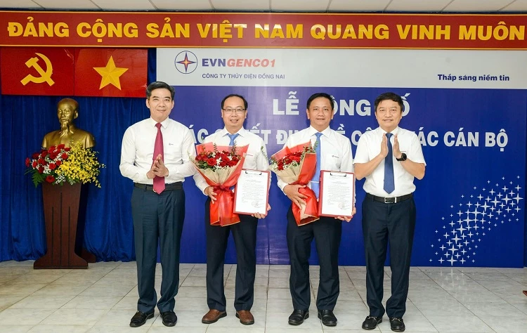 Ông Nguyễn Hữu Tuấn - Phó Bí thư Thường trực Đảng ủy EVN (ngoài cùng bên trái) và ông Nguyễn Tiến Khoa – Bí thư Đảng ủy, Chủ tịch HĐTV EVNGENCO1 (ngoài cùng bên phải) trao các quyết định chuẩn y Bí thư, Phó Bí thư Đảng ủy Công ty Thủy điện Đồng Nai.