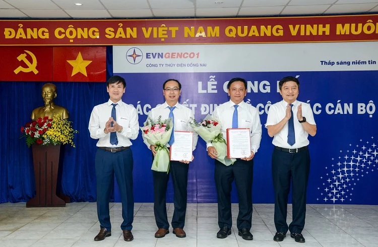 Lãnh đạo EVNGENCO1 trao quyết định bổ nhiệm ông Nguyễn Quang Vĩnh - Giám đốc Công ty Thủy điện Đồng Nai (thứ 2 từ phải sang) và ông Hồ Sĩ Hưng - Phó Giám đốc Công ty Thủy điện Đồng Nai (thứ 2 từ trái sang).