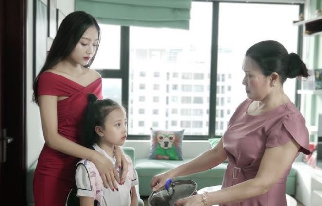 Lén đưa mẹ 2 triệu trong ngày giỗ bố vì nghĩ chồng keo kiệt, nhưng tôi ngỡ ngàng khi phát hiện sự thật đằng sau cuốn sổ tiết kiệm 200 triệu