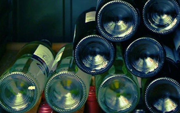 Vì sao đáy chai rượu vang thường được làm lõm vào trong? Có phải đáy chai càng lõm rượu càng xịn và ngon?