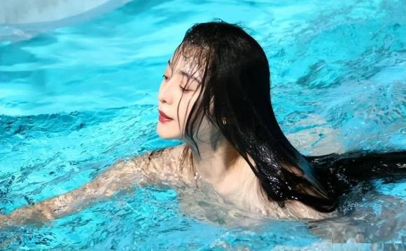 Phạm Băng Băng 43 tuổi lộ ảnh áo tắm, làn da trắng mịn màng cùng vóc dáng quyến rũ khiến dân mạng trầm trồ