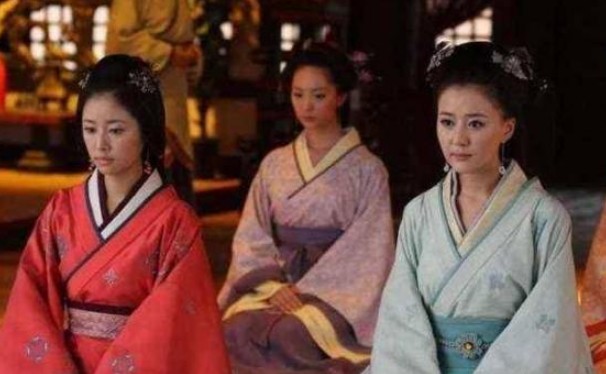 Tại sao phụ nữ thời xưa không mặc đồ lót mà khoác áo choàng? Bạn có thể không tin nếu biết lý do