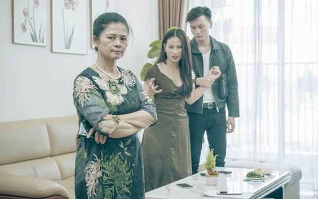 Nàng dâu mới sinh con 10 ngày đã bị mẹ chồng dúi bao tay, bắt rửa bát cho 3 chị chồng ngồi chơi xơi nước, phản ứng của chồng khiến cả nhà sững sờ