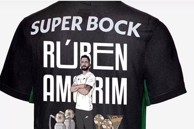 HLV Ruben Amorim nhận món quà bất ngờ