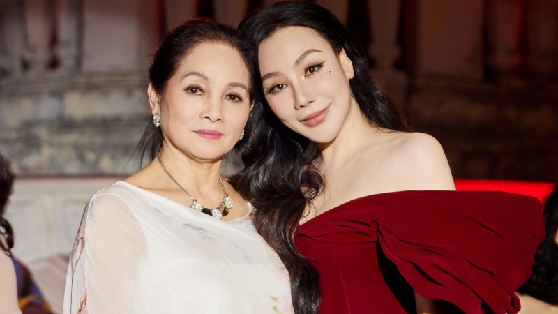 Thấy học trò khó khăn, NSND Hà Thủy tặng luôn chiếc xe máy mình đang đi