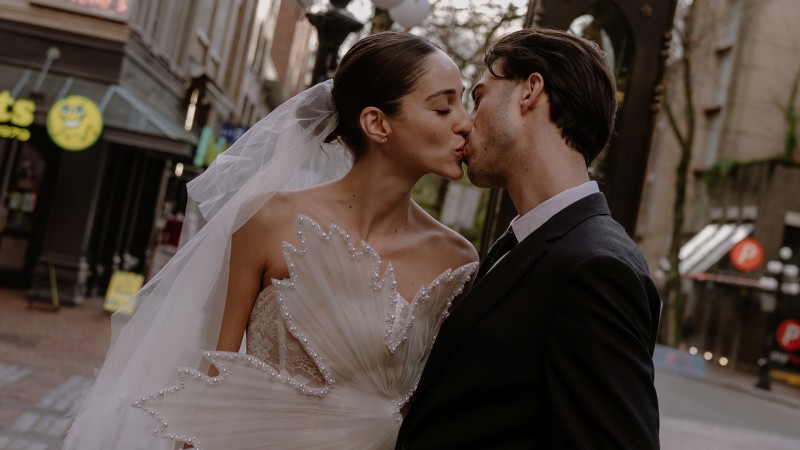 Cặp mẫu Tây trao nụ hôn nồng khi diện váy cưới của nhà thiết kế Việt