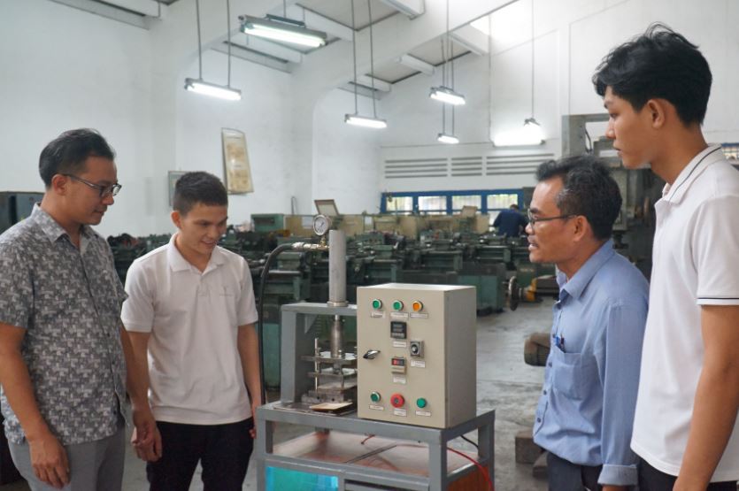 Sinh viên Đà Nẵng chế tạo máy ép chén dĩa từ vật liệu xanh