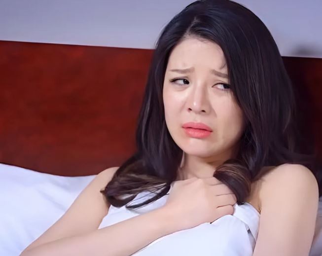 Bỏ vợ cũ để cưới gái trẻ, đêm tân hôn tôi điếng người khi nhìn thấy thứ này phía sau lưng cô ấy