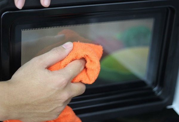 Khử mùi lò vi sóng hiệu quả bằng nguyên liệu nhà bếp