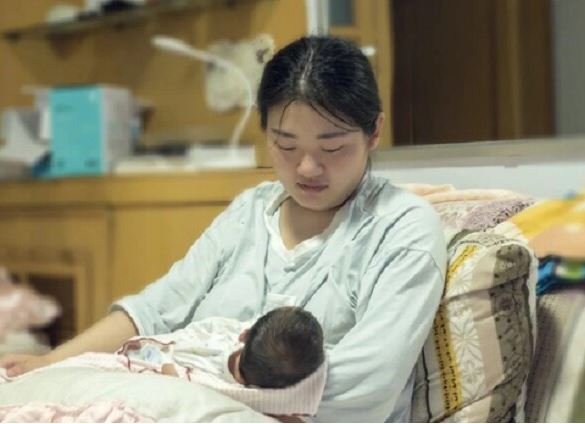 Sinh xong trầm cảm muốn bỏ con, vô tình nhìn thứ dưới chân tôi giật mình bừng tỉnh