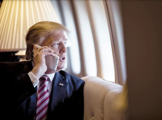Điện thoại của Donald Trump có gì: Chức năng như iPhone ‘cục gạch’, 1 điểm khác biệt với người thường