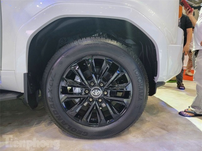 Cận cảnh Toyota Land Cruiser Prado - mẫu xe gây sốt tại VMS 2024 ảnh 7