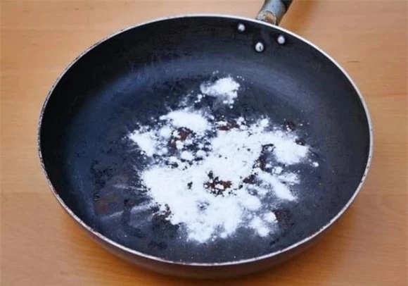 Đầu bếp,mẹo làm sạch chảo,mẹo hay nhà bếp