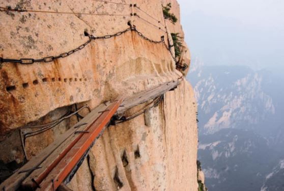 Con đường mòn nguy hiểm nhất hành tinh: Nằm ở độ cao 2.154 m, làm bằng ván gỗ 700 năm tuổi