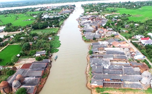 Phát triển du lịch đường sông gắn làng nghề gạch gốm Mang Thít 