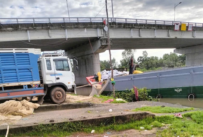  việc tự ý tập kết lúa gạo tại khu vực này là hoàn toàn sai quy định, tiềm ẩn nguy cơ tai nạn giao thông, sai quy định về việc bảo vệ cầu, hành lang an toàn giao thông.