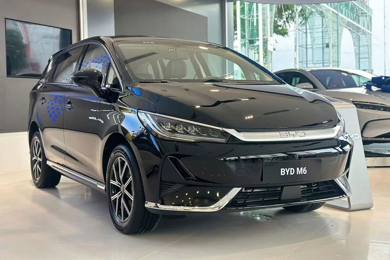 BYD M6.