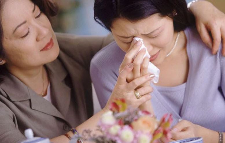 Mẹ chồng trao sổ tiết kiệm 10 con số sau một tháng nằm viện – Bài học về lòng chân thành giữa lúc hoạn nạn