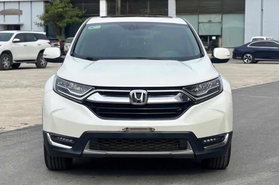 Lăn bánh 10 vạn km, Honda CR-V ‘full option’ trượt giá ngang một chiếc Kia Morning