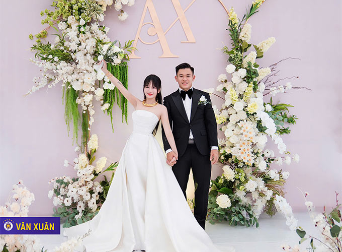 Hậu vệ U23 Việt Nam kết hôn với vợ hot girl