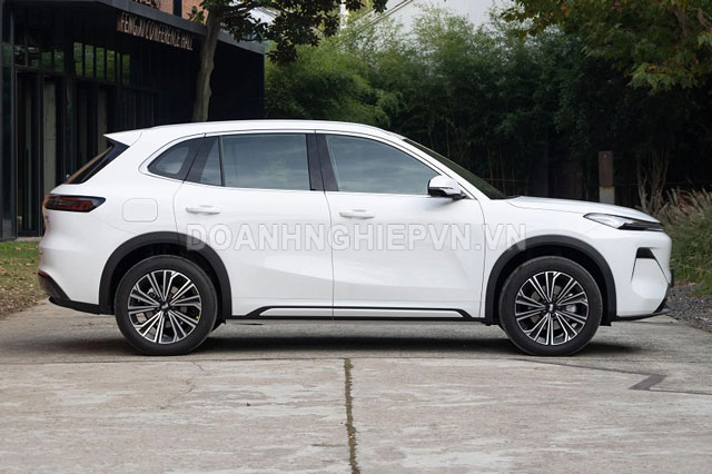 SUV dài hơn 4,7 mét, công suất 328 mã lực, tiêu thụ 2,62 lít xăng/100 km, giá ngang Kia Morning