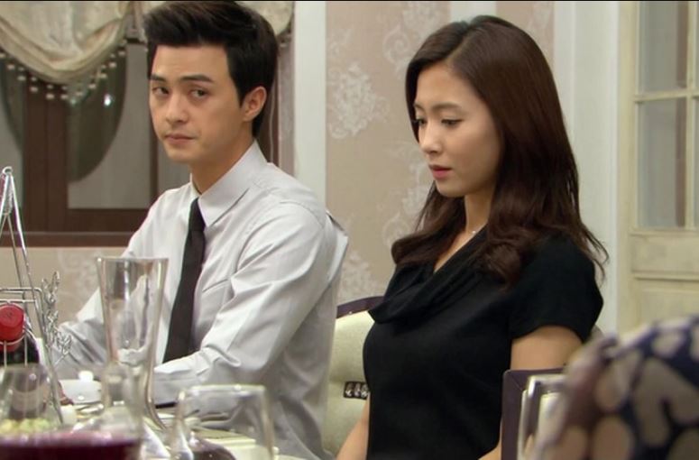 Cảnh tượng dạm ngõ tan hoang: Mẹ chồng tương lai buông lời xúc phạm, gia đình tôi “công khai” trả lễ giữa bàn tiệc