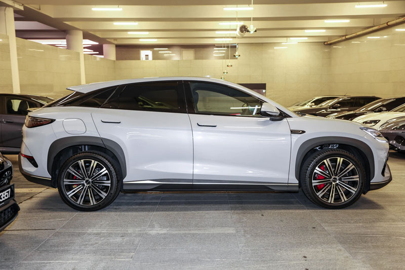 SUV dài hơn 4,8 mét, công suất 523 mã lực, giá khởi điểm gần 1 tỷ đồng