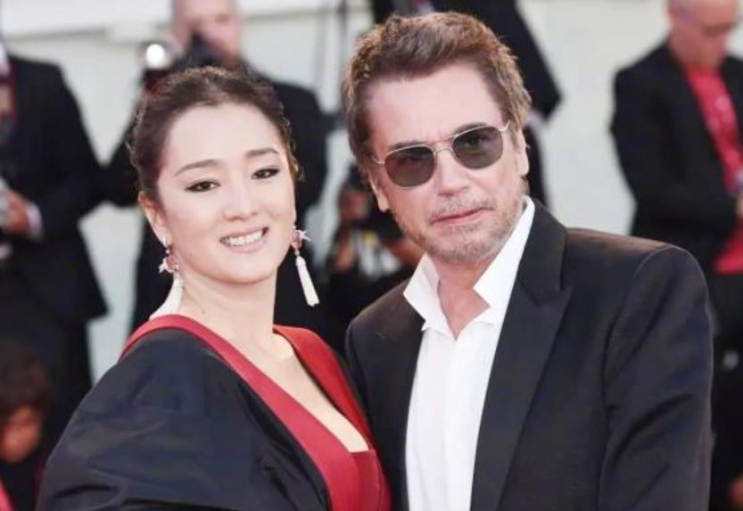 Tại sao Củng Lợi cuối cùng chọn cưới một người Pháp 70 tuổi và trở thành vợ thứ tư của ông ta? Cô muốn gì?