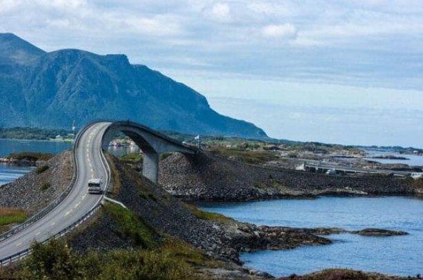 Cận cảnh 'cầu say rượu' ngoạn mục và độc đáo bậc nhất thế giới tại Na Uy