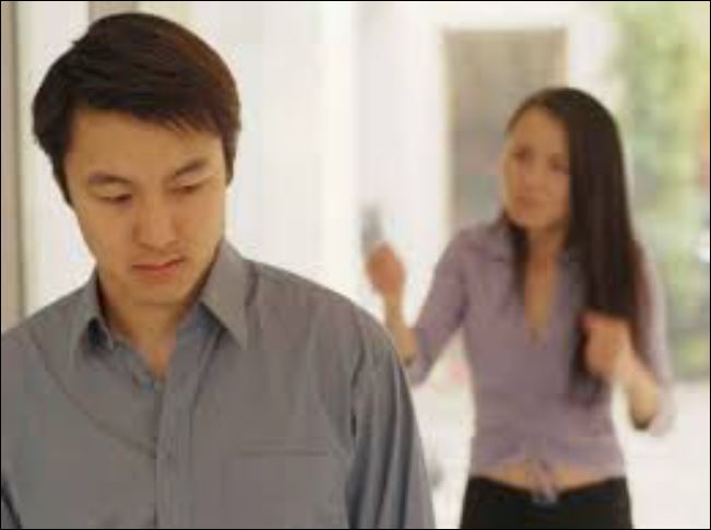 Trong phiên toà căng thẳng phân chia tài sản, khi chồng cũ của tôi đang lớn tiếng đòi chia phần mình, bỗng mẹ chồng bước vào, tay chống gậy, dáng người gầy gò nhưng ánh mắt cương quyết