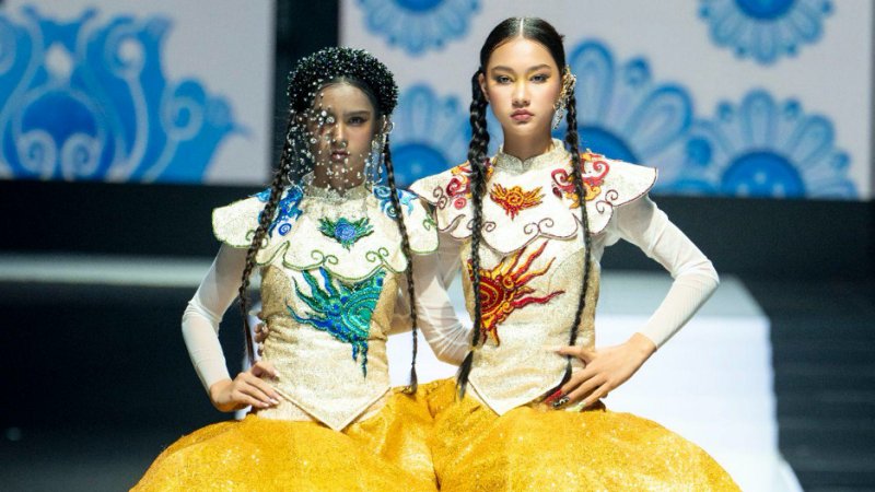 Mẫu teen lai Tây Sandra Ly trình diễn trang phục lấy cảm hứng từ quả thị trong truyện cổ tích Tấm Cám