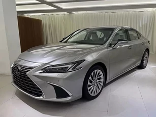 Lexus ES 2025 trình làng: Động cơ giữ nguyên, thêm màn hình giải trí cỡ lớn