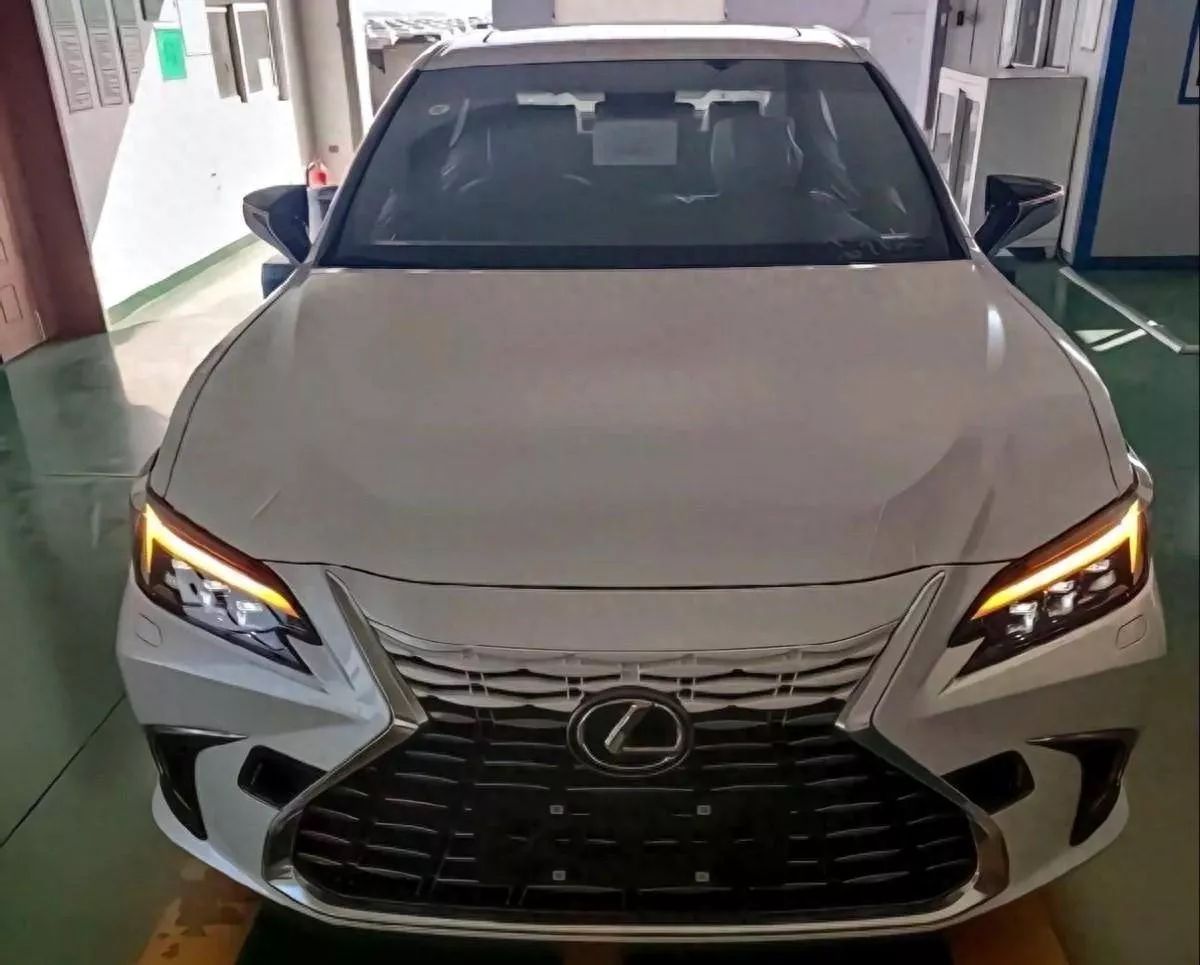 Sedan hạng sang Lexus ES 2025 xuất hiện ‘không che’ trước ngày ra mắt