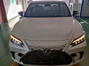 Sedan hạng sang Lexus ES 2025 xuất hiện ‘không che’ trước ngày ra mắt