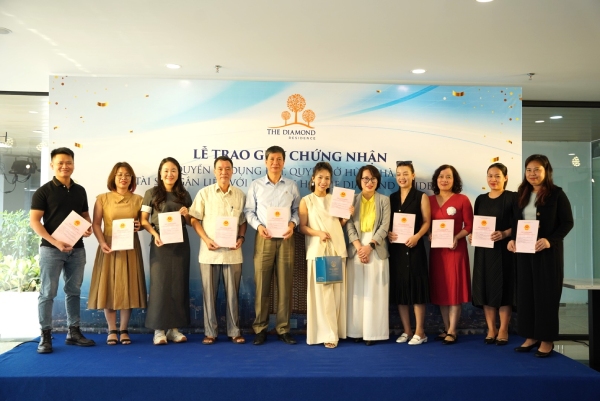 Các chủ nhân căn hộ The Diamond Residence chính thức nhận sổ hồng