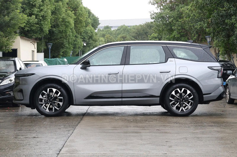 SUV 7 chỗ công suất 252 mã lực, có phiên bản hybrid, giá 754 triệu đồng