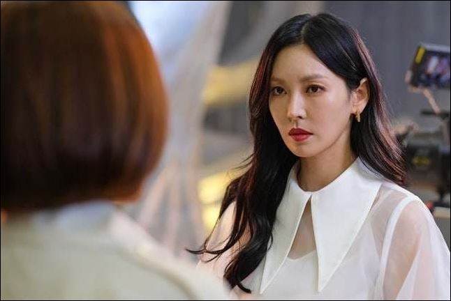 Thông gia vừa rời khỏi, mẹ chồng lập tức sai giúp việc lau nhà vì "bẩn," tôi xách đồ bỏ đi và để lại một câu nói khiến bà tức tím mặt