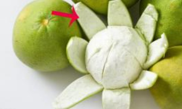 Vỏ bưởi không chỉ có tác dụng khử mùi hôi mà còn có 3 công dụng tuyệt vời, bây giờ mới biết cũng chưa muộn nhé!