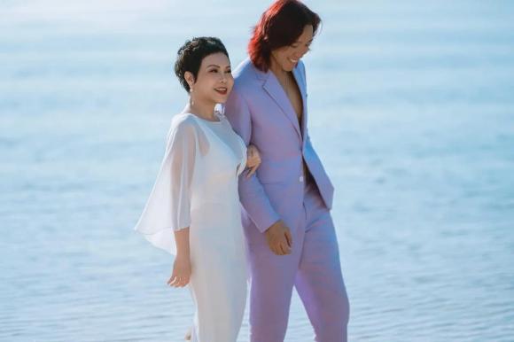 B&#xEA;n nhau 2 th&#x1EAD;p k&#x1EC9;, l&#xED; do g&#xEC; Vi&#x1EC7;t H&#x1B0;&#x1A1;ng v&#xE0; ch&#x1ED3;ng ch&#x1B0;a t&#x1ED5; ch&#x1EE9;c &#x111;&#xE1;m c&#x1B0;&#x1EDB;i?